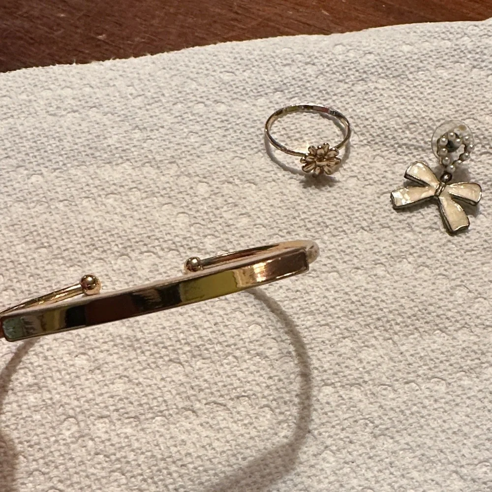 Elegant Gold Bracelet, Ring, and Earrings Set - Picture 6 of 13